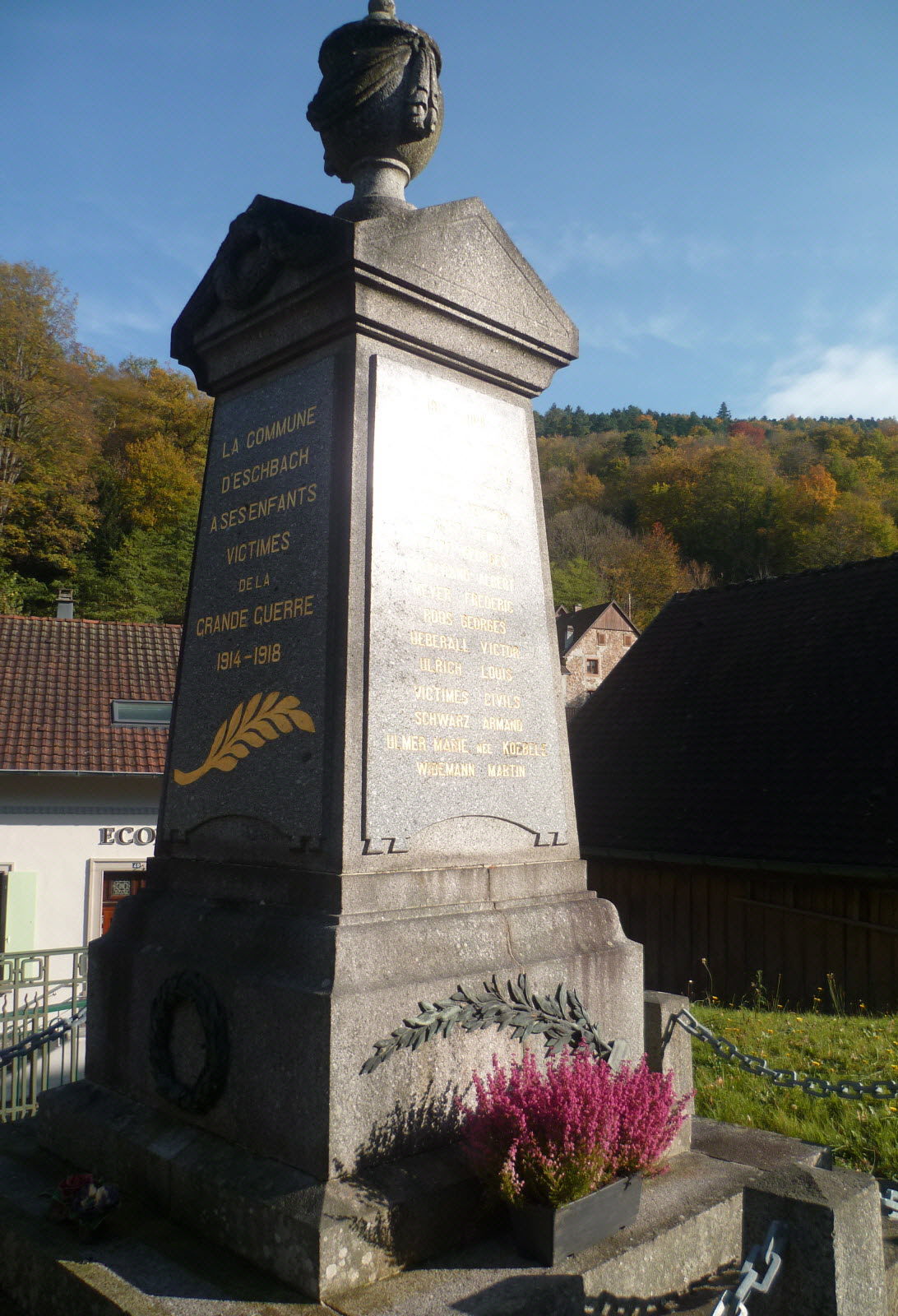 Un monument aux morts, des noms, des visages. PHOTO DNA